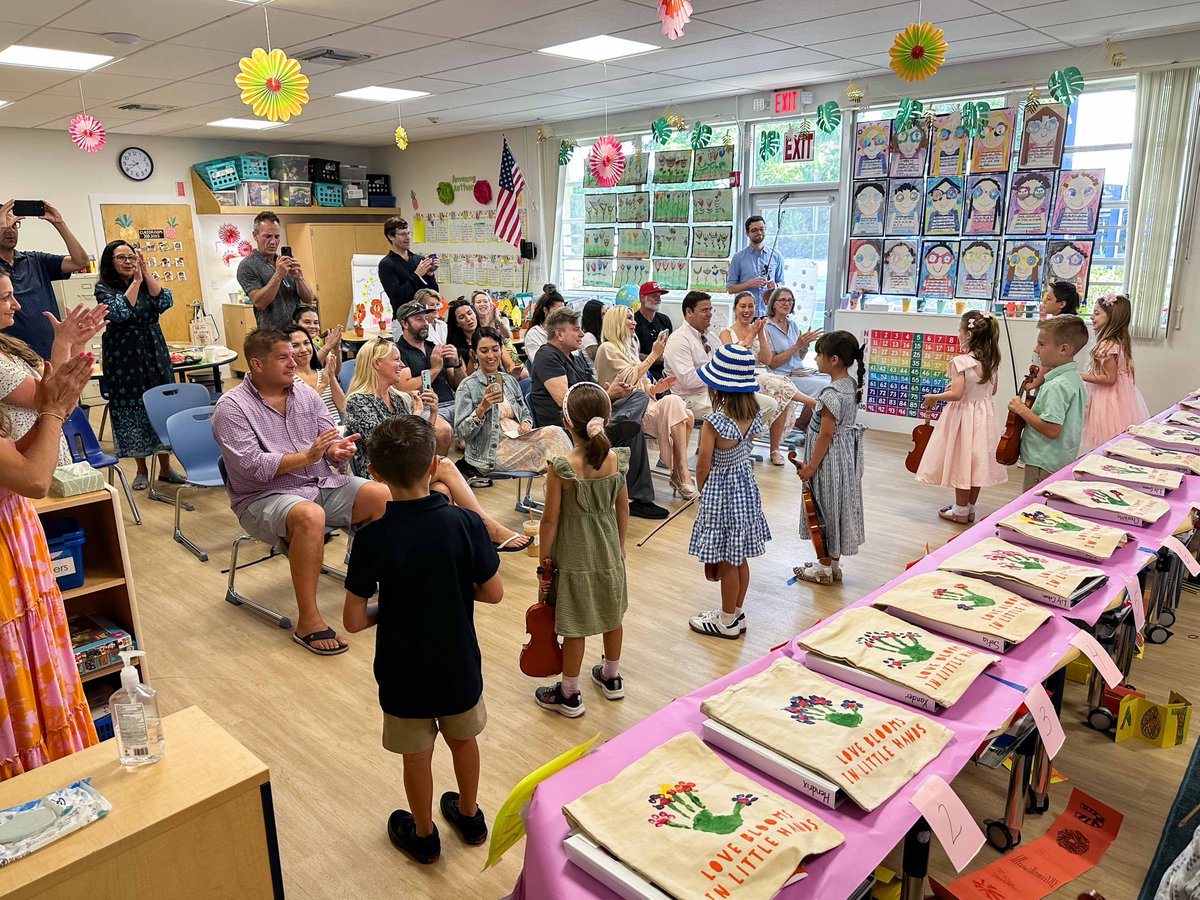 UnityDelray's tweet image. 💛 With proud smiles and big hearts, our students shared their portfolios—celebrating a year of growth, learning, and love. Huge thanks to our amazing parents for being part of the journey every step of the way!

#UnitySchoolFL #FirstGradeMagic #GratitudeInAction #YearOfLearning