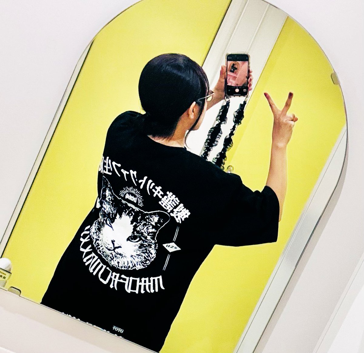 hakofac's tweet photo. 今回のはビッグシルエットなので、基本でっかいです👕いちばん小さいサイズ(M/L/XL)でも、わたしが着ると半袖というか、五分袖くらいあります😂ひじが隠れる!なんでその分背中のプリントもでーっかいの!LとかXLはワンピだな👗 #MAOFAC https://t.co/TEnLQUElko
