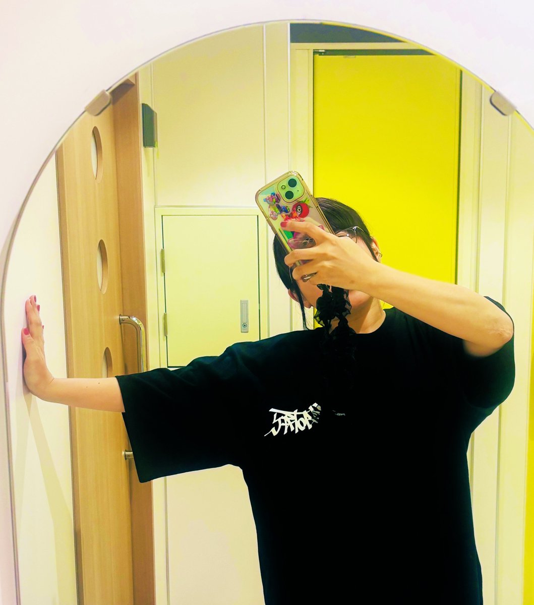 hakofac's tweet photo. 今回のはビッグシルエットなので、基本でっかいです👕いちばん小さいサイズ(M/L/XL)でも、わたしが着ると半袖というか、五分袖くらいあります😂ひじが隠れる!なんでその分背中のプリントもでーっかいの!LとかXLはワンピだな👗 #MAOFAC https://t.co/TEnLQUElko