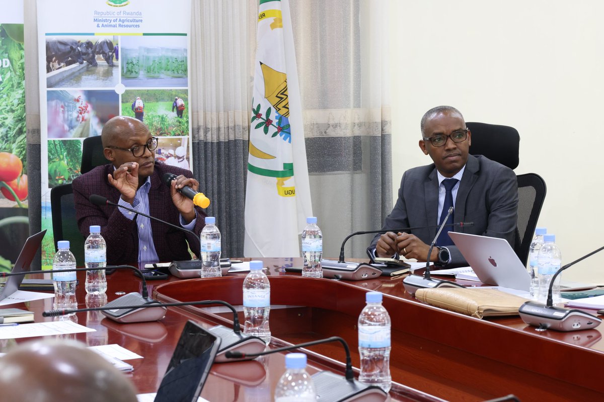 RwandaAgri's tweet photo. Today MINAGRI hosted a partners’ meeting for a briefing on the upcoming African Conference on Agricultural Technologies (ACAT 2025). Stakeholders in the agri sector in #Rwanda held fruitful discussions on how they can participate  in the conference. #ACAT2025 #NextGenAg https://t.co/GmJGqySwxX