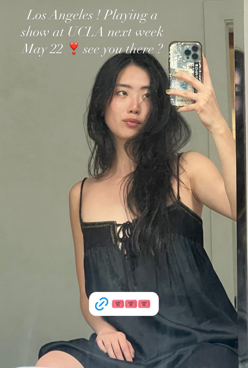 Sarah Kinsley stuns in new selfie posted on the artist’s IG stories