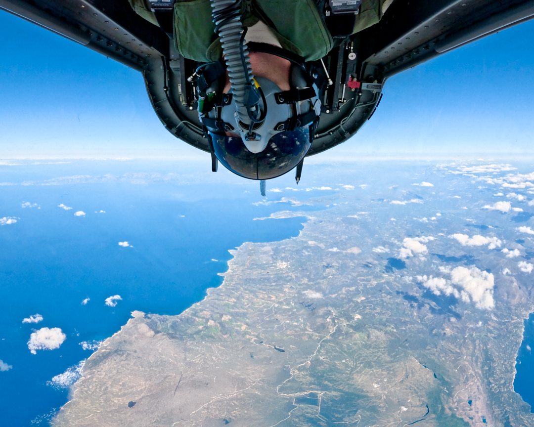 GoPro's tweet image. Photo of the Day: The view&apos;s better this way 🫡 Giannis Kostaras looks down on southern Greece while performing a Split S maneuver.

#GoPro #Pilot #FighterPilot #Aviation #FighterJet #TopGun