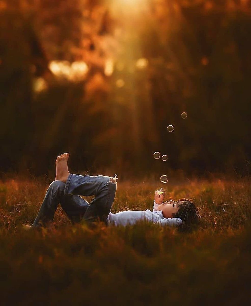 "

،
الجلوس بصمت،

كأنك تعود إلى ذاتك 
بعد طول غياب. 

لا صوت يعكر صفو الداخل،
ولا ضجيج يتسلل إلى أفكارك.

هي لحظة هدنةمع الحياة،

تخلع فيها ضجيج العالم، 
وتلبس سكينة الروح.

.

"
🍁……