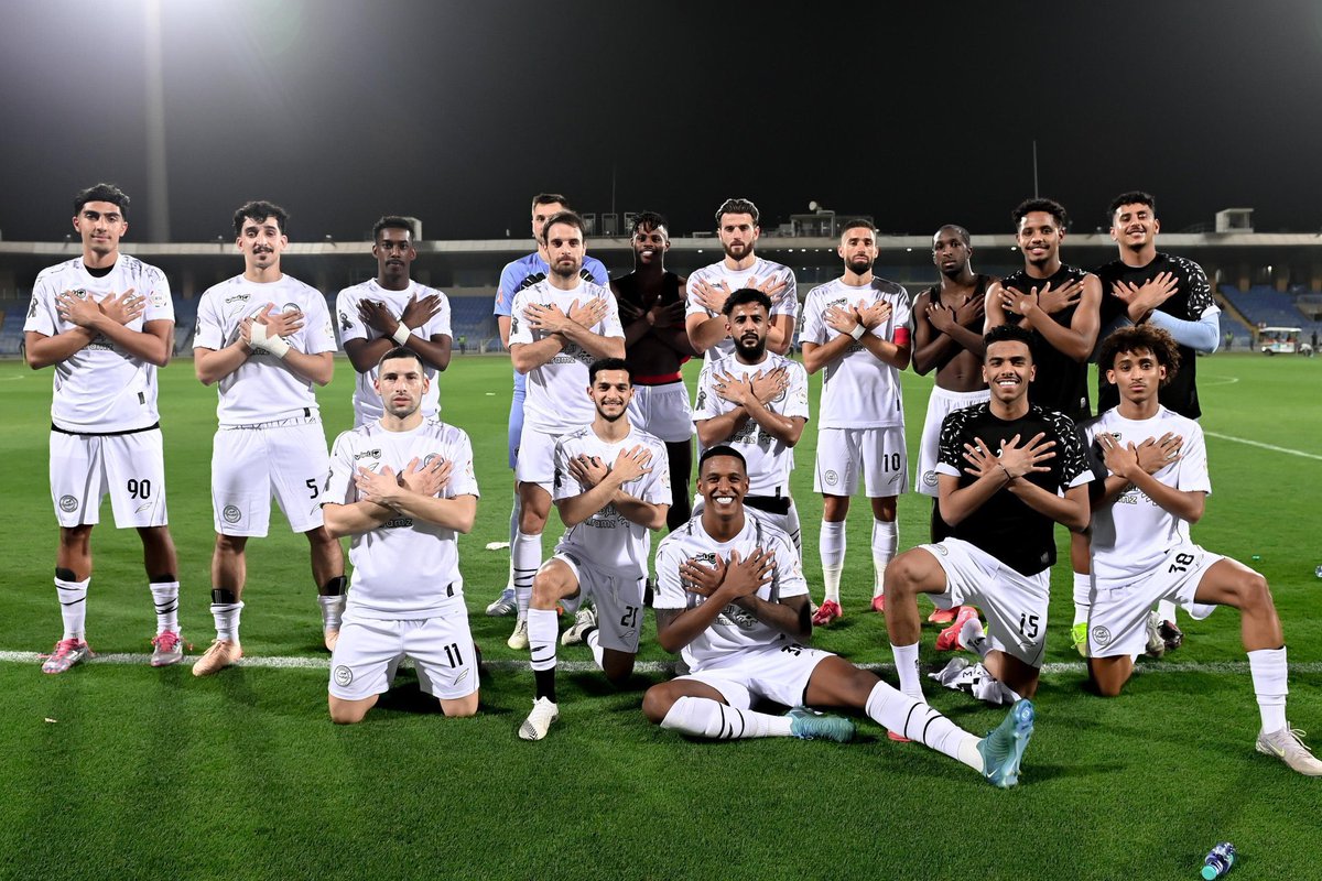 في لقطة جميلة:

لاعبين الشباب يحتفلون على طريقة ولي العهد 🤍