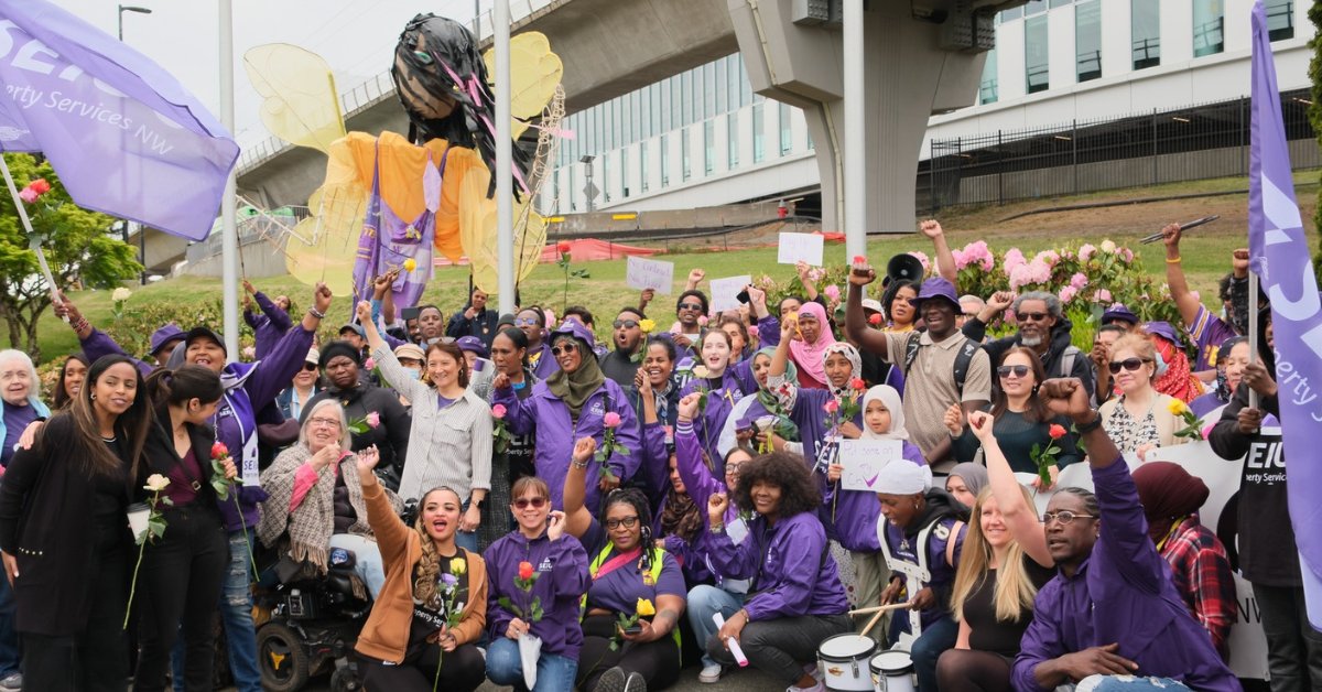 Led by their all women bargaining team, airport service workers rallied at Sea-Tac Airport raising awareness of their contract fight. <a href="/SEIU6/">SEIU6</a> are asking supporters to sign a petition of solidarity, calling on the <a href="/PortofSeattle/">Port of Seattle - ⚓️</a> to provide quality healthcare
ow.ly/im8l50VTreO