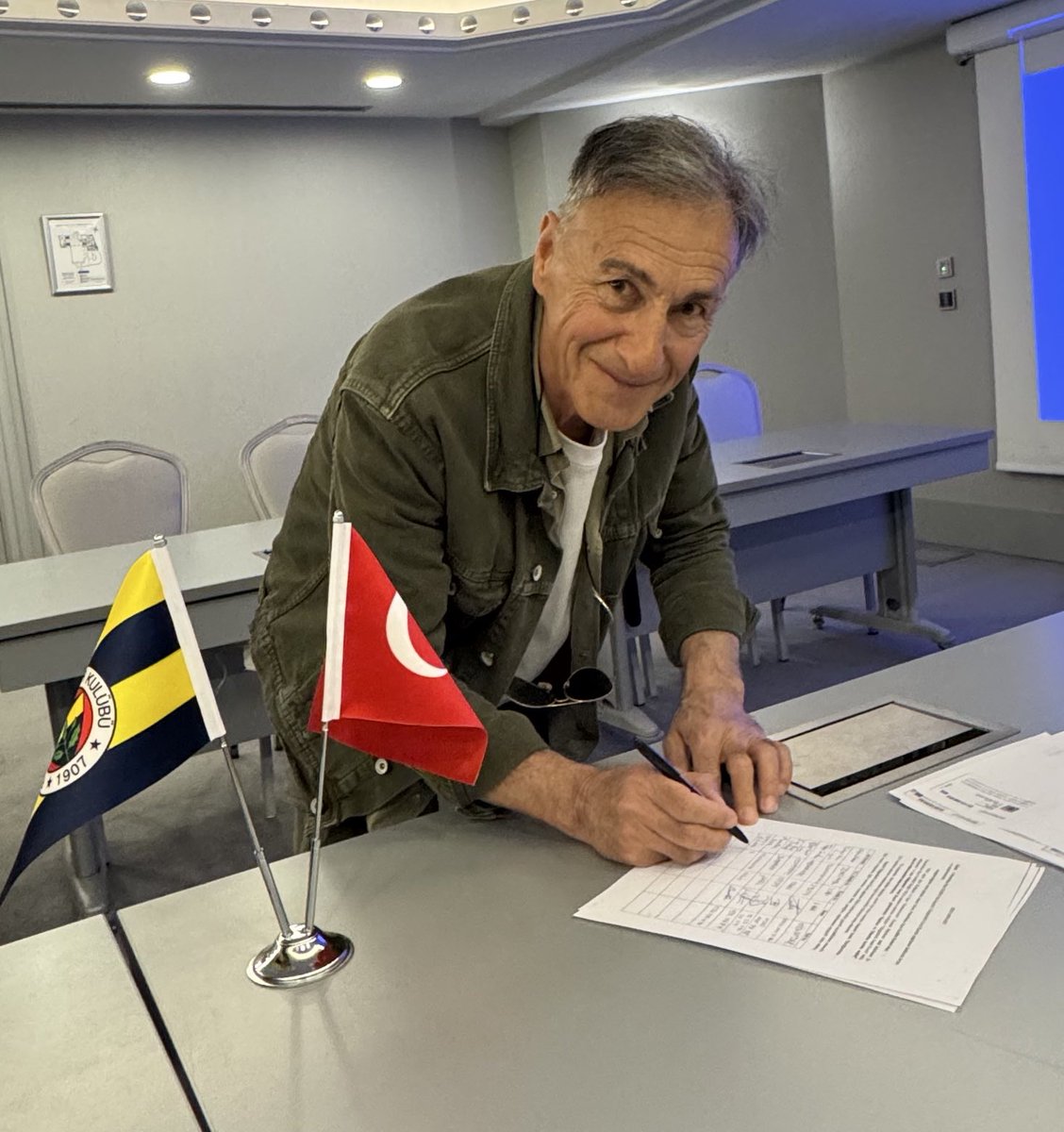 💥💥 SICAK GELİŞME!

Fenerbahçe Yüksek Divan Kurulu Üyesi ve ünlü tiyatro oyuncusu Yalçın Özden, Wyndham Grand Kalamış imza ofisimizde Olağanüstü Kongre için imzasını verdi.