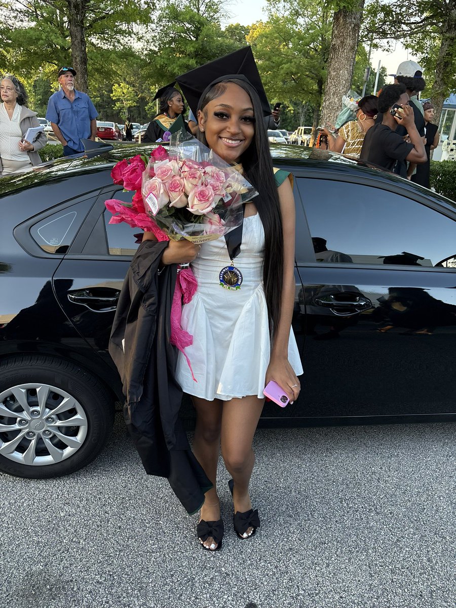 theprettiestcam's tweet photo. finally done w high school 🥹🥹 https://t.co/TSawr9c2vr