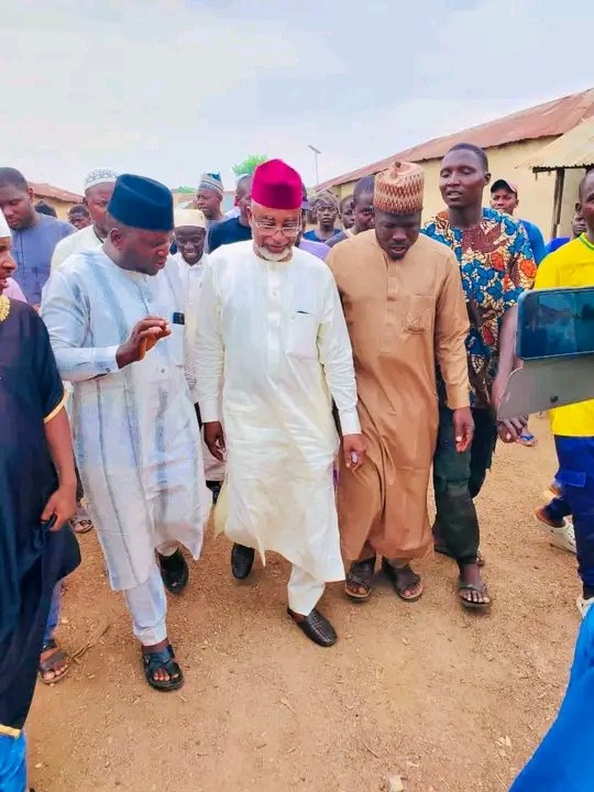 Earlier today, Mallam <a href="/JafaruSani01/">Jafaru Sani</a> and Hon. Bashir Sai’du and others condolence visit Pambeguwa, Kubau LGA over the death of Alh. Balan kusugu 

May Allah grant him Jannatul Firdaus, and give the entire family strength and fortitude to bear this loss.