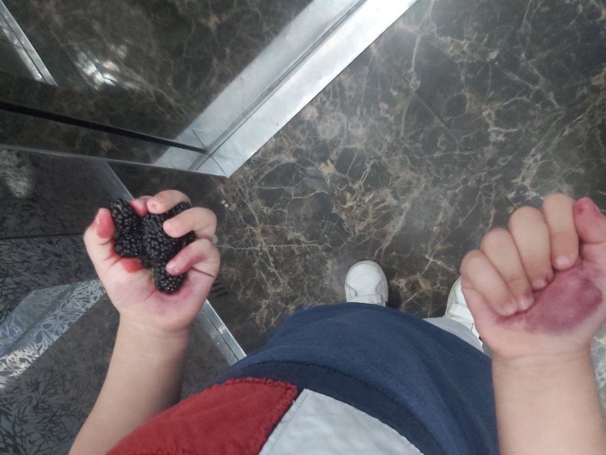 Ellerini üzerime sürmesin diye dua ediyorum (yaş 4 cinsiyet erko)