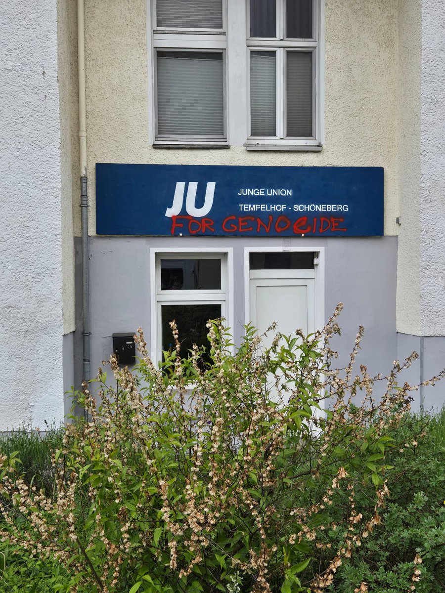 Berlin 2025 – JU-Laden in Tempelhof-Schöneberg mit „Genocide“-Graffiti besprüht, sponsored by die Pro-Palästina-Faculty der linksakademischen Hegemonie. Hauptfach: Krawall als Ersatz für Bildung.