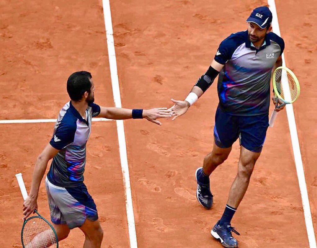 SVElClarin's tweet image. #Deportes

🎾 El salvadoreño Marcelo Arévalo y el croata Mate Pavic vencieron a los estadounidenses Christian Harrison y Evan King y avanzaron a semifinales del #ATPMasters 1000 de Roma. 

En la siguiente fase se enfrentarán a los británicos Joe Salisbury y Neal Skupski.