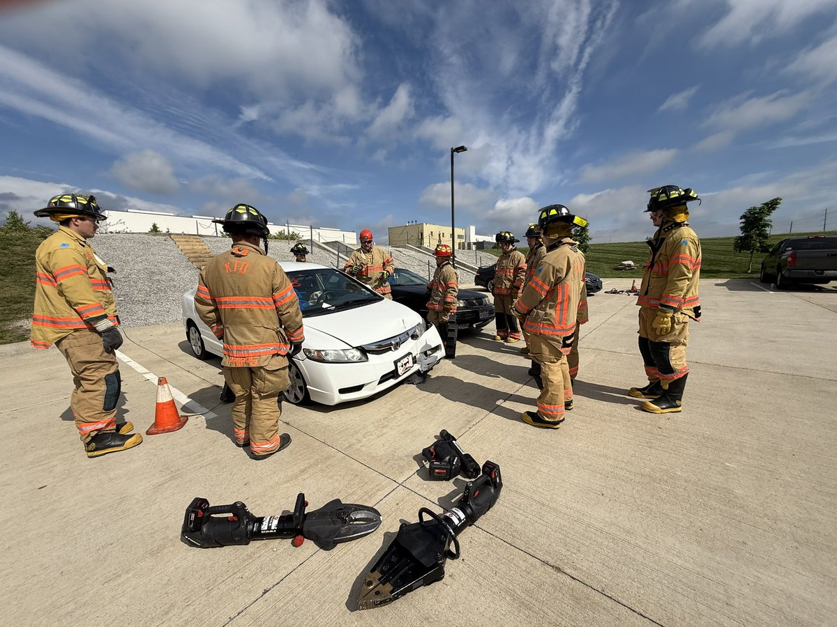 WrightStEM's tweet photo. R2 Extrication Course with the @KetteringFireOH. https://t.co/OYkFbschQz