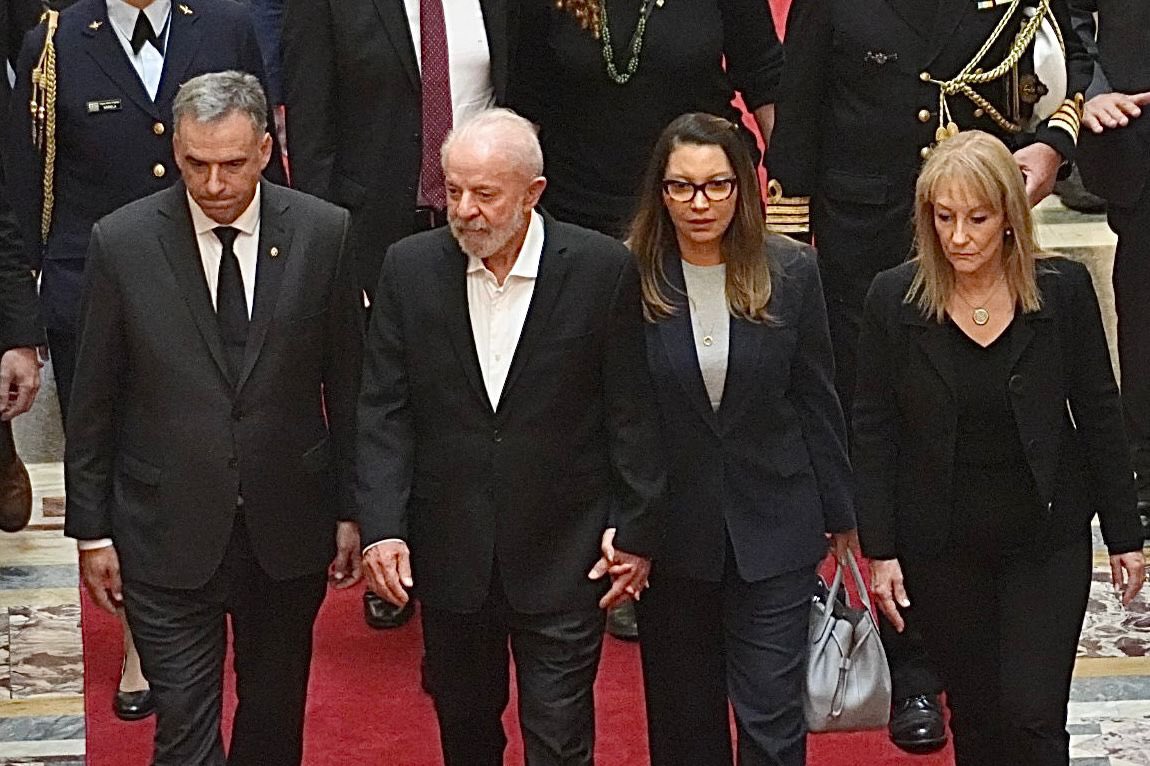 Desde Brasil y Chile llegaron abrazos.
No solo de dos presidentes, sino de dos pueblos hermanos.

Gracias, <a href="/LulaOficial/">Lula</a>. Gracias, <a href="/GabrielBoric/">Gabriel Boric Font</a>. Por caminar hasta acá a despedir a quien vivió sembrando puentes.