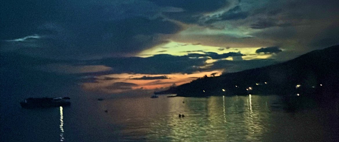 salah jika selalu mengejar angin, cahaya pun tidak memahami arahnya.