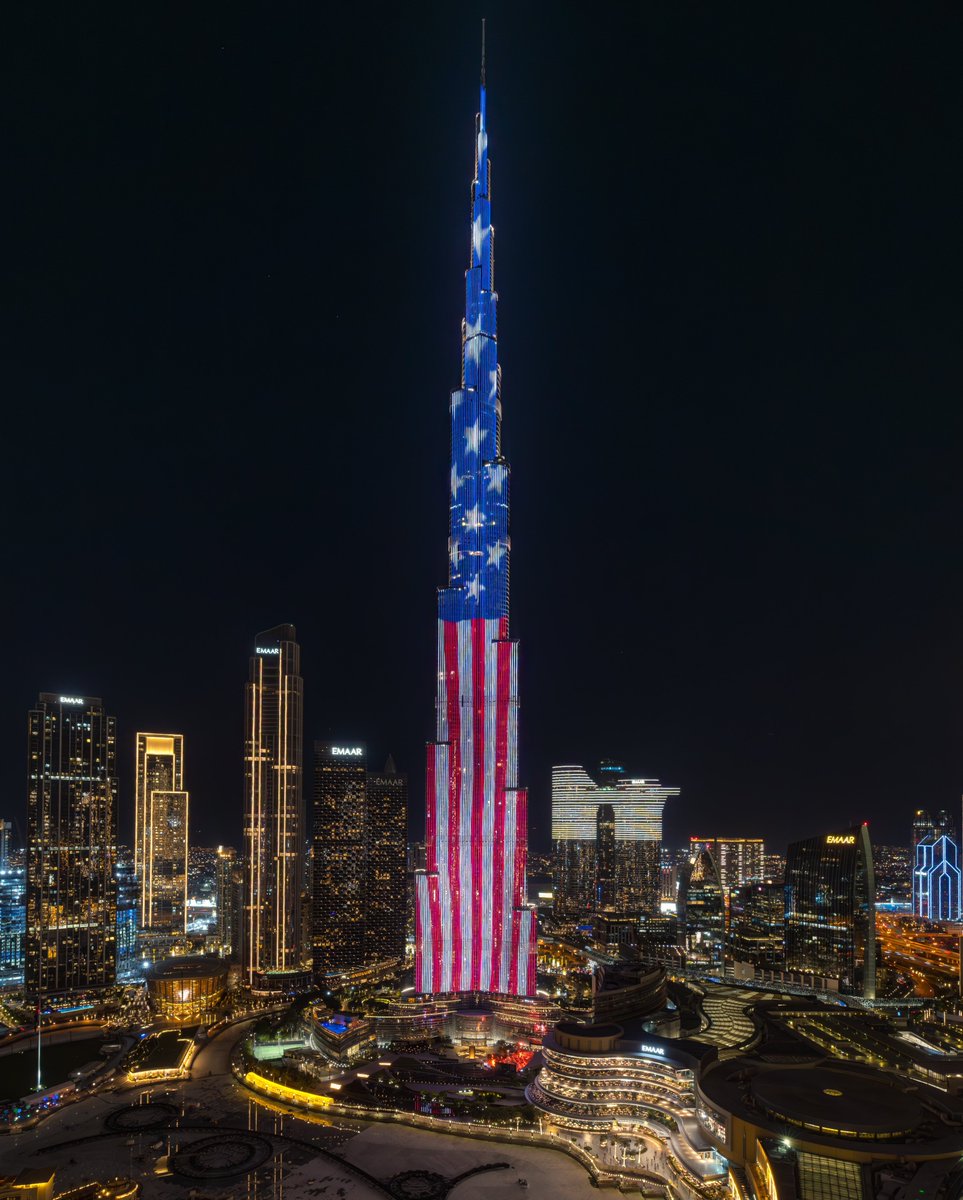 WhiteHouse's tweet image. The Burj Khalifa, the tallest building in the world, just saluted America and President Trump—in red, white, and blue. 🇺🇸