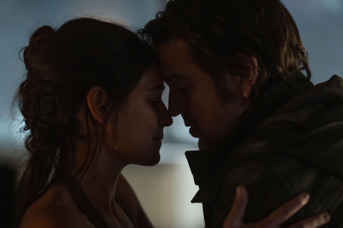 baileylikemovie's tweet photo. Andor is the rare prequel where the knowledge of where the story ends makes the experience of watching so much richer. Knowing most of the characters you’re watching and bonding with are doomed is what adds this palpable weight to every single exchange. Tony Gilroy is a master. https://t.co/scAFYxYSNc