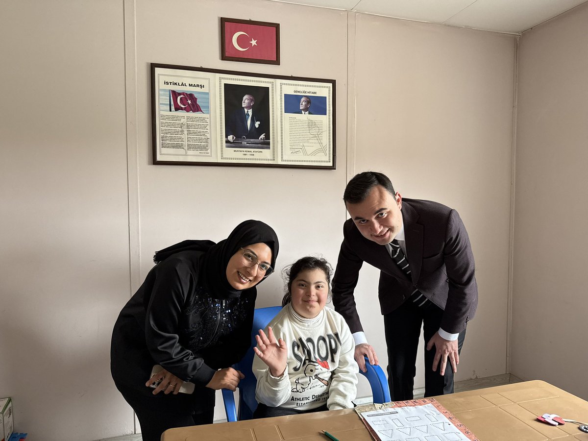 Kaymakamımız Hasan Raşit Taşkın, eşi Uzm. Psikolojik Danışman İclal Büşra Taşkın Hanımefendi ile birlikte, 10-16 Mayıs Engelliler Haftası kapsamında Aras Özel Eğitim Merkezi’ni ziyaret etti.