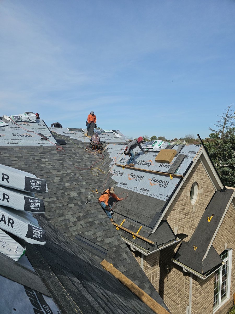 GoTo_Roofing's tweet photo. Hard at work on this beautiful, sunny day! 
#gotoroofing #gotocrews #makinghomesbeautifuloneroofatatime #gettingitdone #rooflife #roofingexperts https://t.co/pswaJfpQMM
