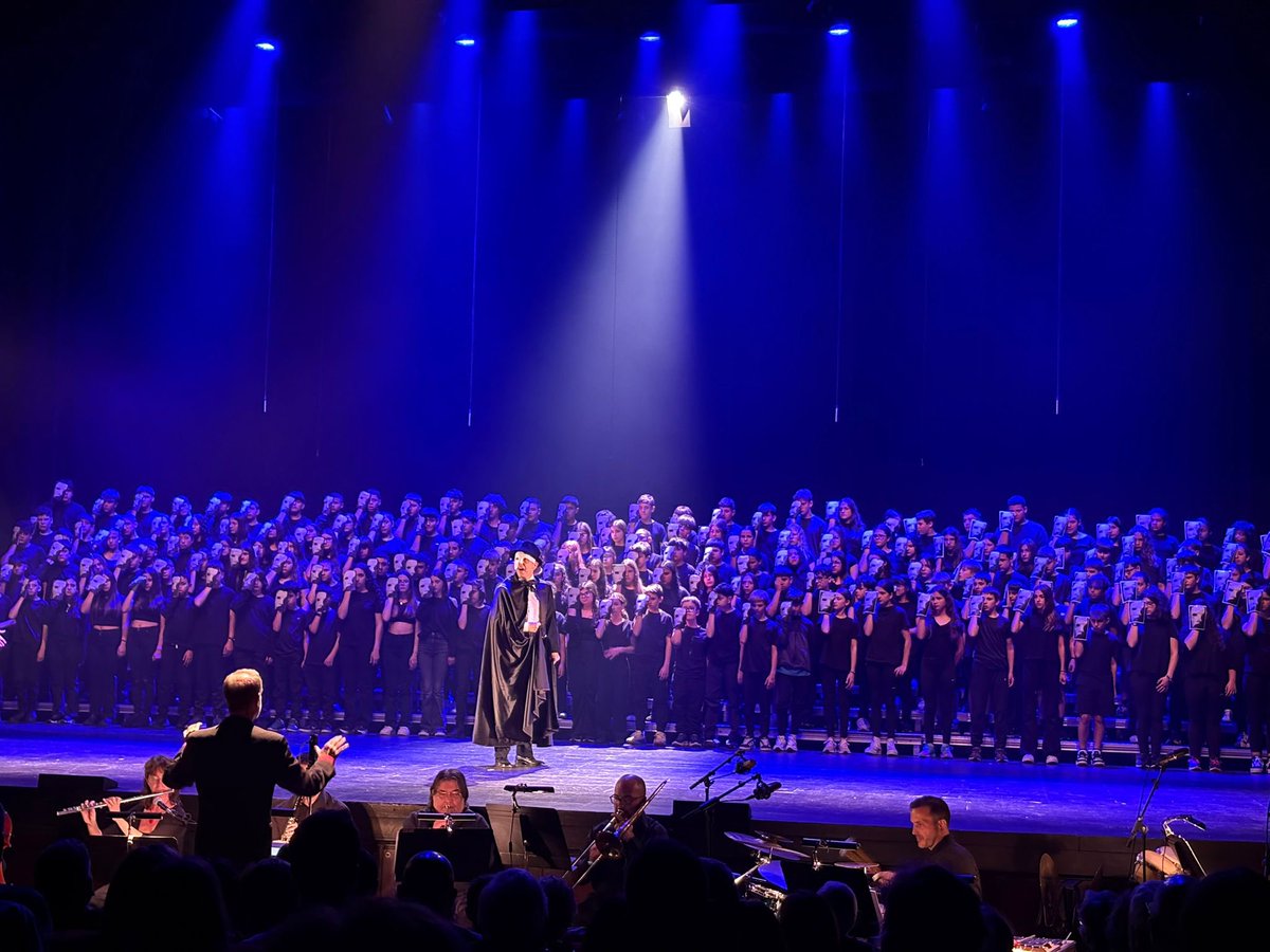 Ins_SerradeNoet's tweet photo. L’alumnat de primer ens va fer gaudir ahir d’un magnífic concert al teatre @kursaalmanresa . Gràcies a tots i totes per la vostra participació, sou genials! #femopera #somserradenoet https://t.co/jiAcWT39py