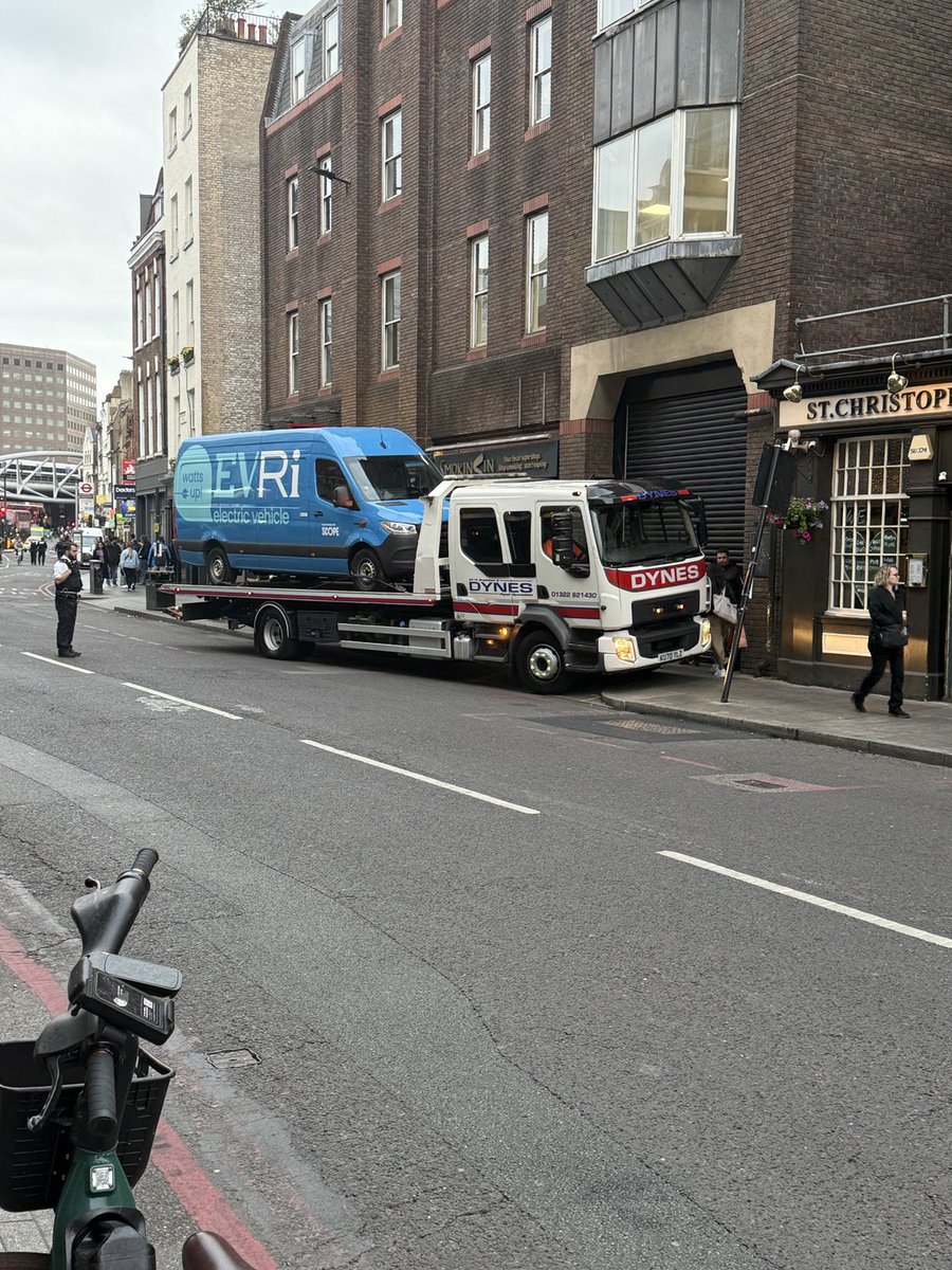 Borough High Street shut, avoid area!
