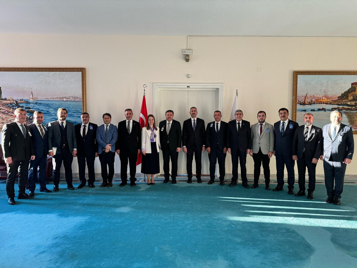 📍TBMM

AK Parti Gaziantep İl Başkanımız Sn. Fatih Muhaddis Fedaioğlu ve ilçe başkanlarımızla Gazi Meclisimizde bir araya geldik.

Şahinbey İlçe Başkanımız Sn. Mehmet Tiryaki, Şehitkamil İlçe Başkanımız Sn. İsmail Güler, Oğuzeli İlçe Başkanımız Sn. Hilmi Özbudak, Nizip İlçe