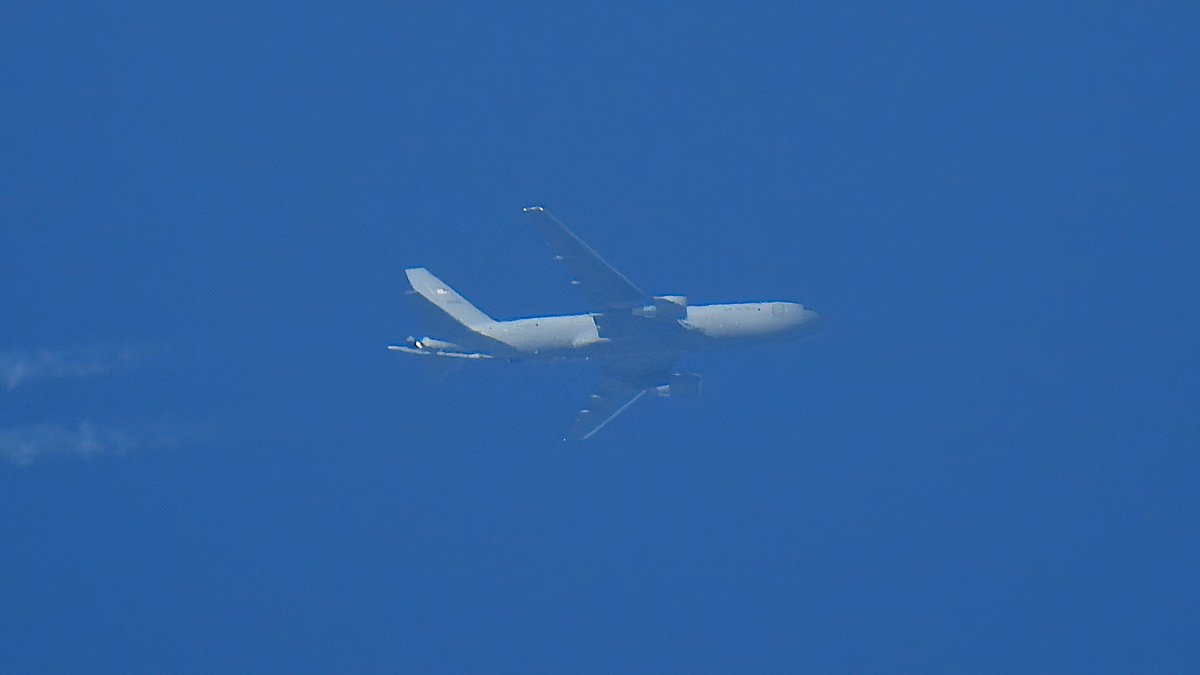 EHSBspotter's tweet photo. United States Air Force Boeing KC-46A Pegasus 15-46068 #ROMA62 and Boeing KC-135R Stratotanker 63-8019 #ROMA61 spotted over the Netherlands earlier today.

#NLspot https://t.co/SQxqcKdEuB