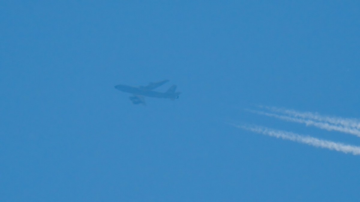 EHSBspotter's tweet photo. United States Air Force Boeing KC-46A Pegasus 15-46068 #ROMA62 and Boeing KC-135R Stratotanker 63-8019 #ROMA61 spotted over the Netherlands earlier today.

#NLspot https://t.co/SQxqcKdEuB