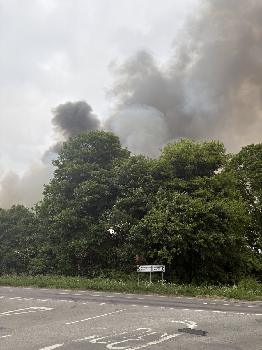 kajer87's tweet image. Huge fire at Bicester Heritage. A number of loud explosions. 15 fire engines currently onsite tacking the blaze. #bicester #Bicesterheritage