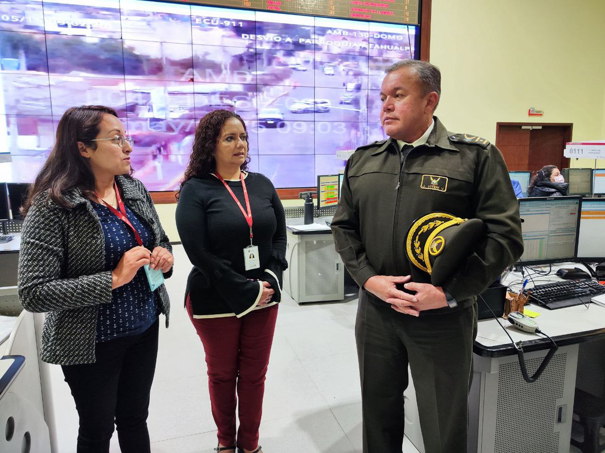 ECU911Ambato's tweet photo. 📍#Ambato │ En un espacio de Vinculación, @JManceroE, Coordinadora Zonal 3 del @ECU911_ recibió la visita del Coronel Abg. #JimmyViteri, flamante Comandante de la Subzona de @PoliciaEcuador Tungurahua y le socializó el modelo de gestión y operatividad del #ECU911.

🤝 El trabajo en equipo para fortalecer la seguridad es el compromiso de las dos instituciones.

#ECU911BrindaSeguridadIntegral