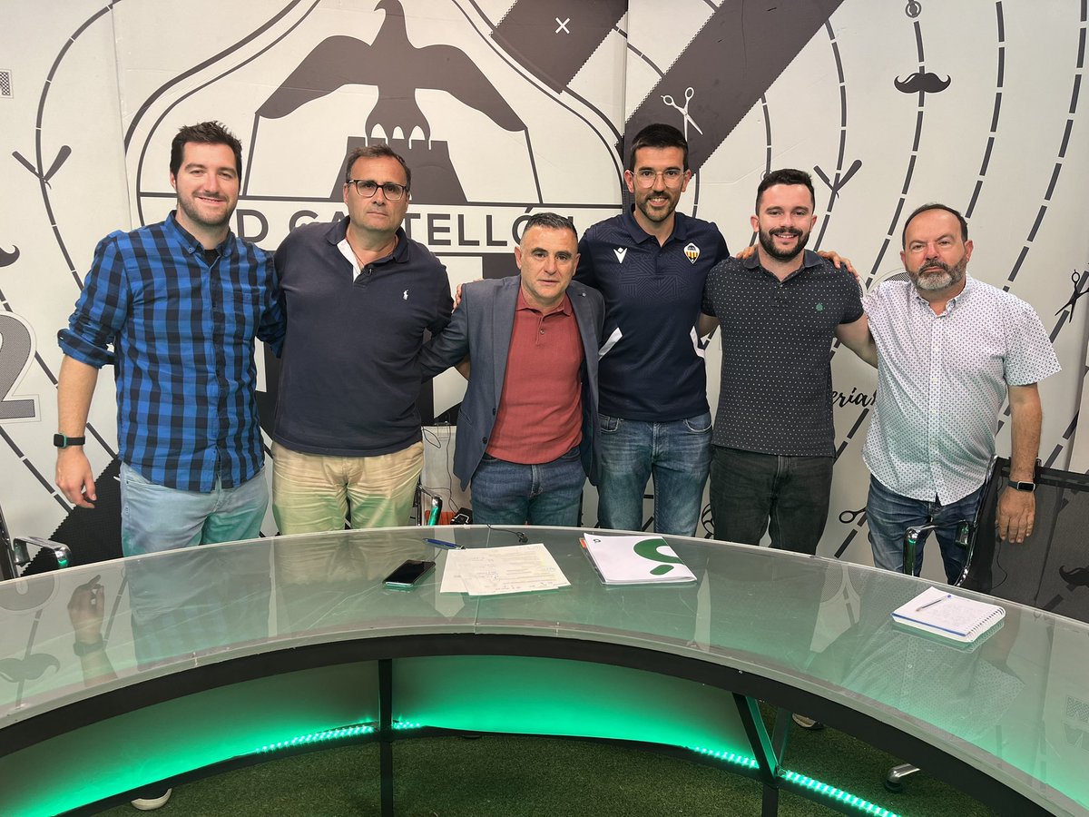 La Barbería Albinegra (@lalbinegra) on Twitter photo 📢Afición!
En 1h arrancamos programa con <a href="/SergiPiCasany/">Sergi Pi Casany</a>, director de metodología de la <a href="/CDCS_Academy/">Cantera CD Castellón</a>, para hablar del histórico ascenso del filial
Tertulia post Miranda con <a href="/GresaColon/">XimoGresaColón</a>, análisis del rival con <a href="/pablolriquelme/">Pablo L. Riquelme</a> y nuestras secciones
A las 21:30h en <a href="/TVCS_/">Televisió de Castelló</a>
#PPO 📢Afición!
En 1h arrancamos programa con <a href="/SergiPiCasany/">Sergi Pi Casany</a>, director de metodología de la <a href="/CDCS_Academy/">Cantera CD Castellón</a>, para hablar del histórico ascenso del filial
Tertulia post Miranda con <a href="/GresaColon/">XimoGresaColón</a>, análisis del rival con <a href="/pablolriquelme/">Pablo L. Riquelme</a> y nuestras secciones
A las 21:30h en <a href="/TVCS_/">Televisió de Castelló</a>
#PPO