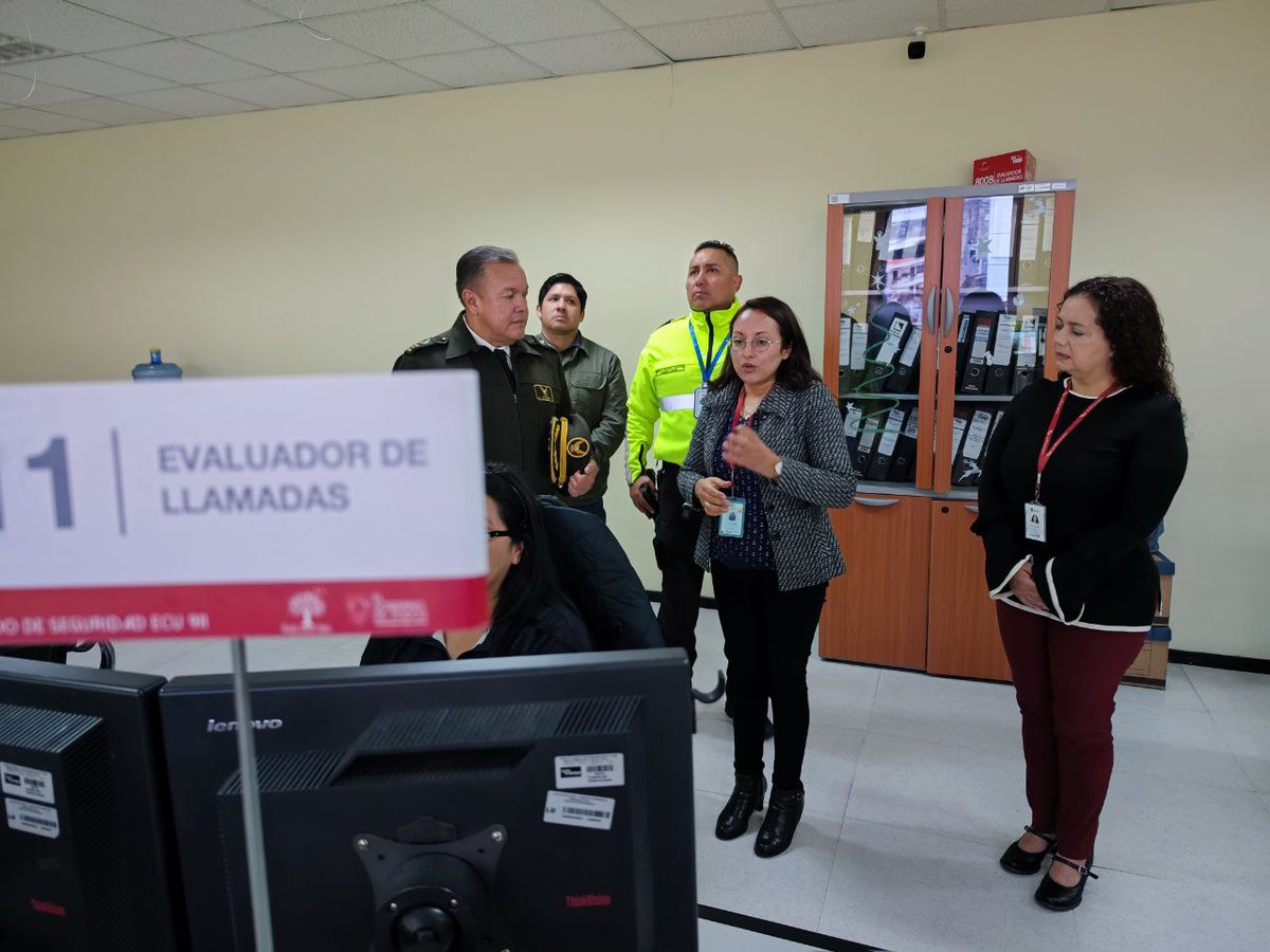 ECU911Ambato's tweet photo. 📍#Ambato │ En un espacio de Vinculación, @JManceroE, Coordinadora Zonal 3 del @ECU911_ recibió la visita del Coronel Abg. #JimmyViteri, flamante Comandante de la Subzona de @PoliciaEcuador Tungurahua y le socializó el modelo de gestión y operatividad del #ECU911.

🤝 El trabajo en equipo para fortalecer la seguridad es el compromiso de las dos instituciones.

#ECU911BrindaSeguridadIntegral