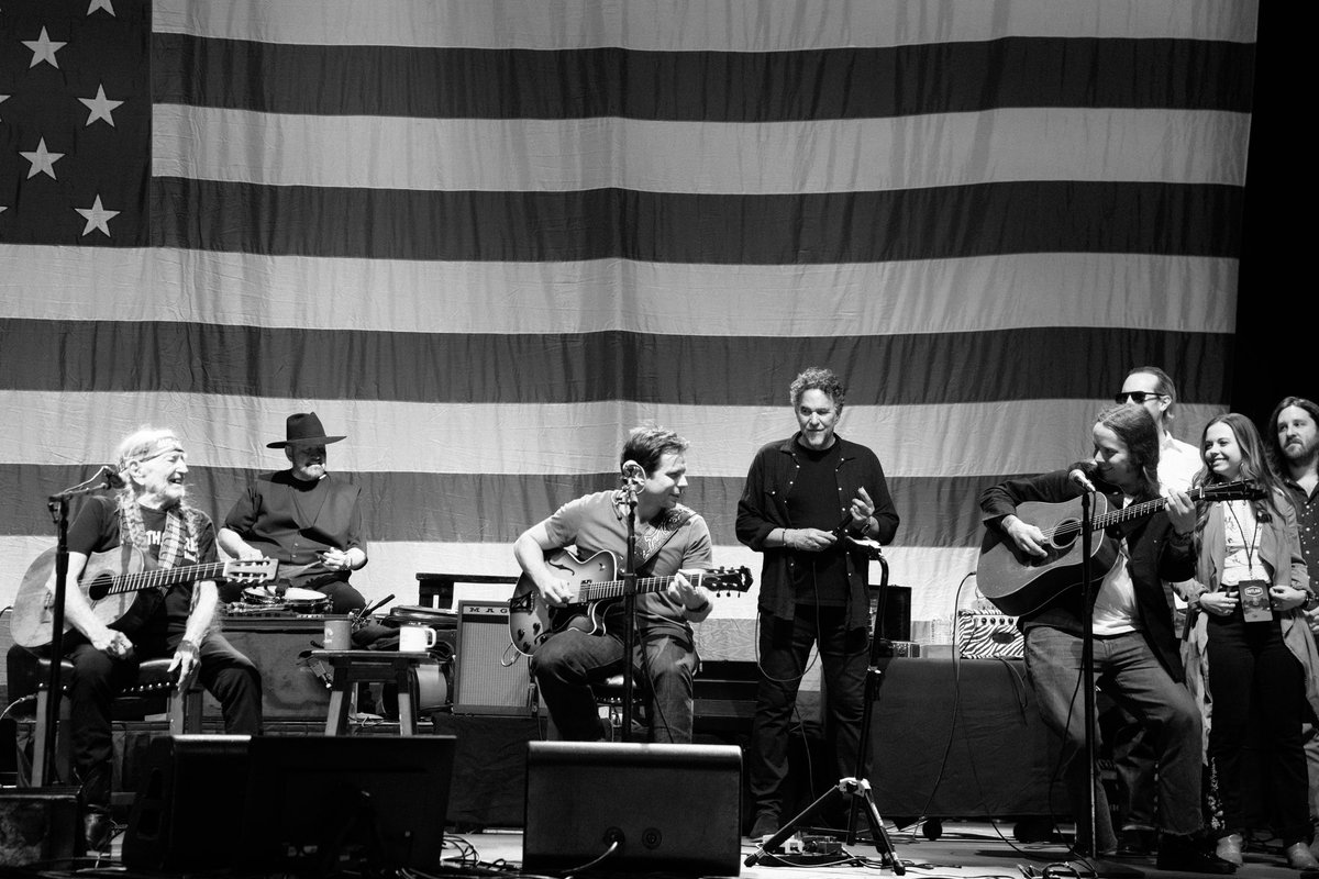 WillieNelson's tweet image. The life I love is makin' music with my friends... Thanks for having us, Phoenix!
📷: Aubrey Wise