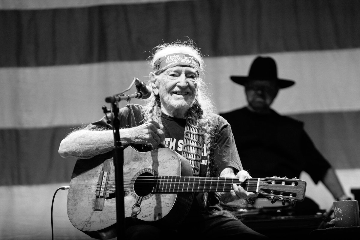 WillieNelson's tweet image. The life I love is makin' music with my friends... Thanks for having us, Phoenix!
📷: Aubrey Wise