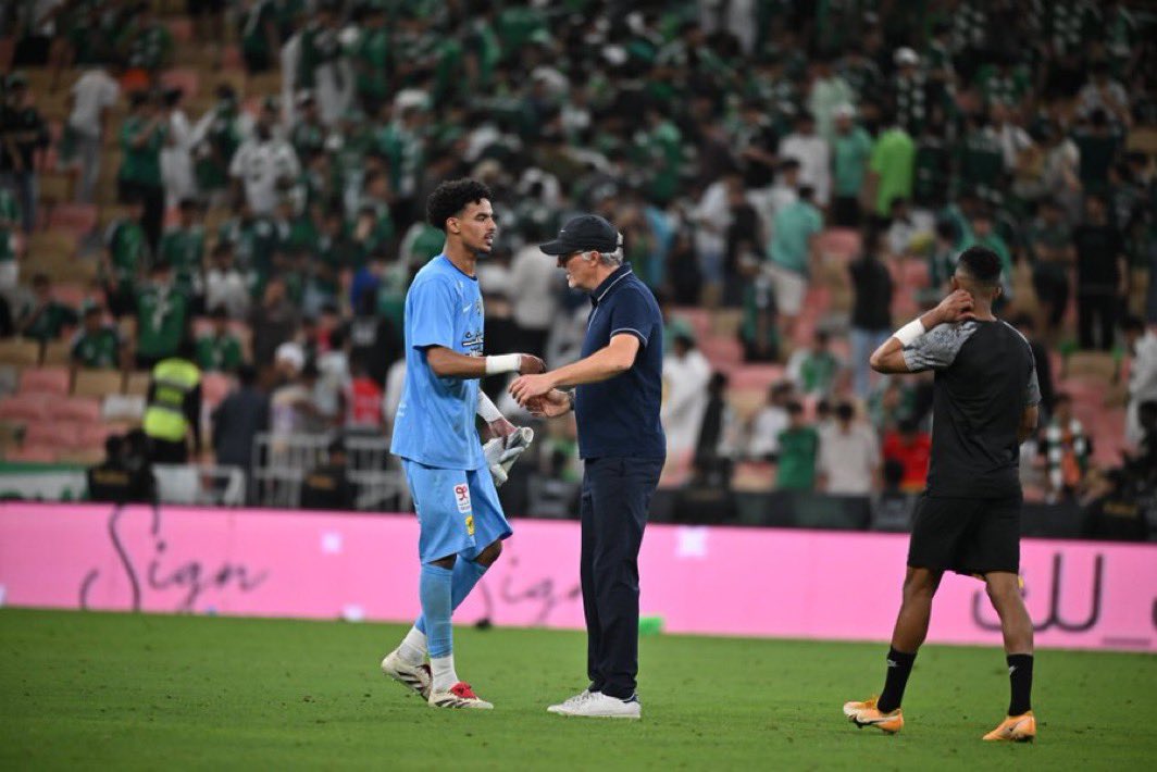 حامد الشنقيطي يبدو لي حارس اكثرر من ممتاز الهدوء والثقه الله يثبته على هالمستوى وان شاء الله يتطور  في المستقبل اثق في رامون بلانيس💛
#الاتحاد_الرائد