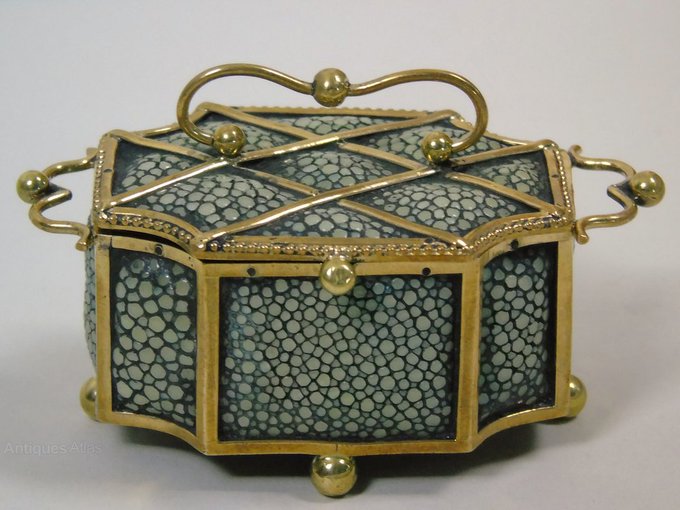 AlmanacAntiques's tweet image. Shagreen, a type of textured covering for #boxes, #bookbindings, as well as the hilts of #swords and #daggers, was popular from the late #18thcentury to the mid #19thcentury. Learn more at
facebook.com/antiquesandmor…