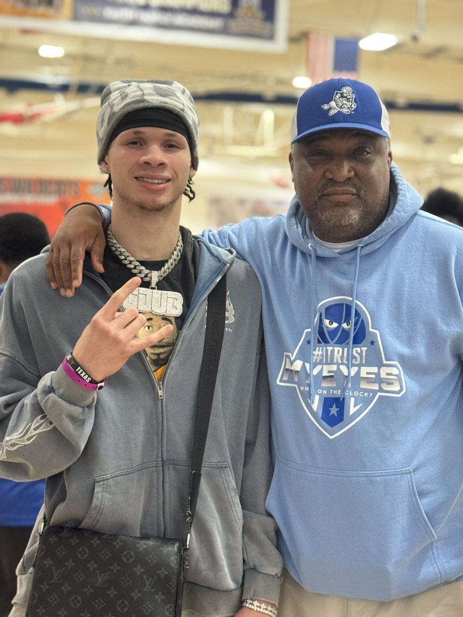 SJBasketball14's tweet photo. High school and grassroots basketball coaches, quit saying college coaches are not recruiting high school kids. Just tell the kids and parents the truth, they are recruiting players who can help them NOW. It’s just too many places they can find them.#BeCompetitive https://t.co/NbbhgUsnx2
