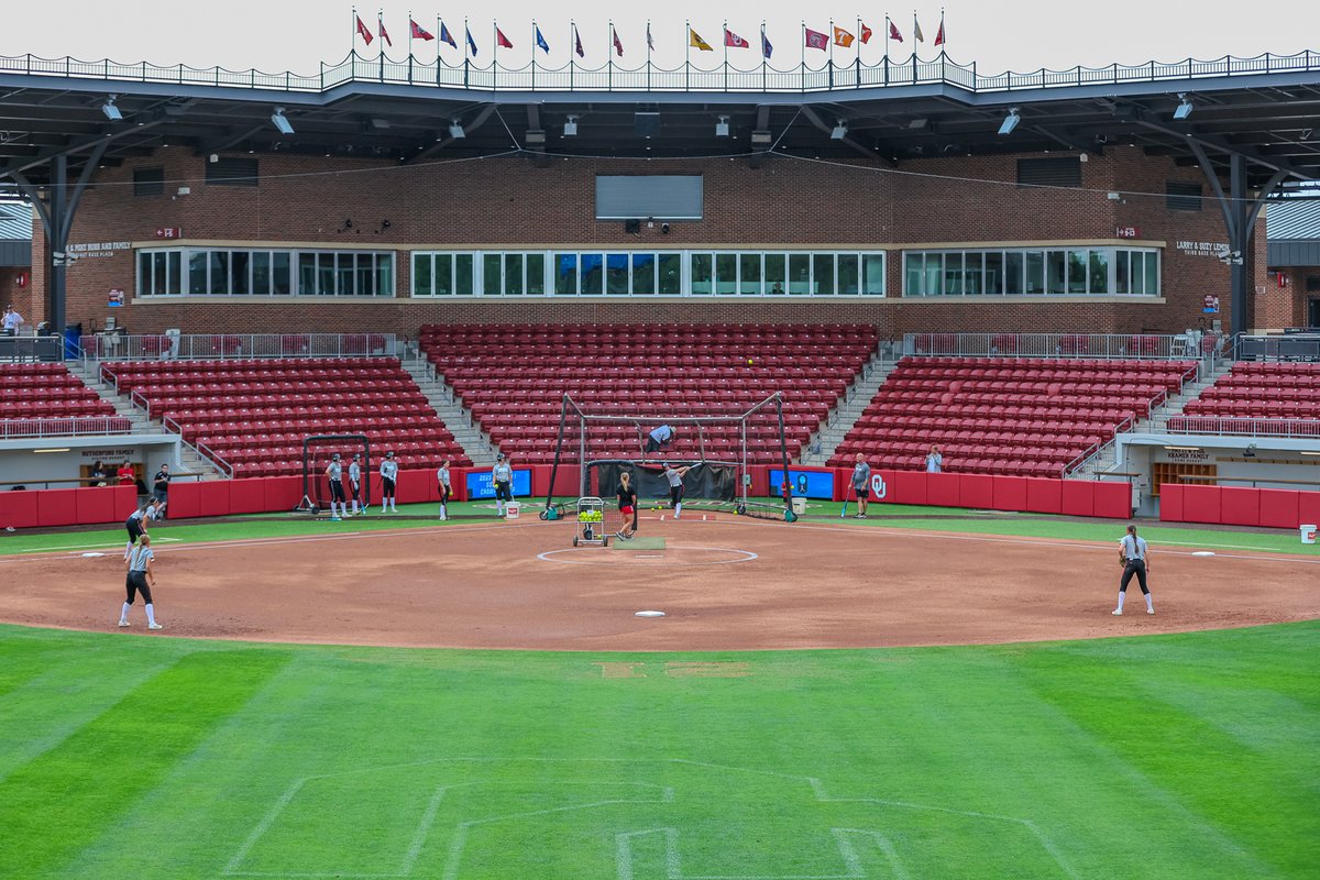 B-E-A-U-tiful day in Norman.

#GoMavs | #RoadToWCWS | <a href="/NCAASoftball/">NCAA Softball</a>