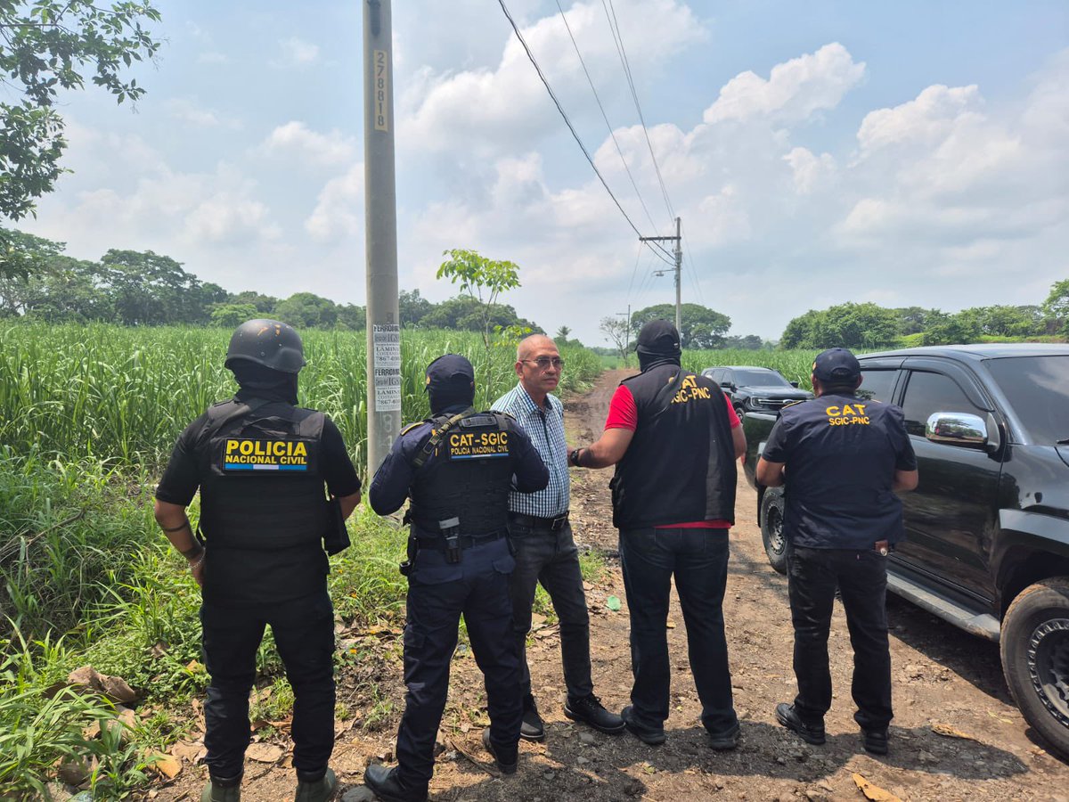 juanVictorCas1's tweet photo. 🚨URGENTE🚨URGENTE🚨
CAT-PNC CAPTURA A UN EX ALCALDE CON ORDEN DE EXTRADICIÓN POR NARCOTRÁFICO
Nuevamente CAT #PNC ubica otra objetivo criminal de alto valor.
En un operativo realizado en #Escuintla capturan al ex alcalde de #SantaLuciaCotzumalguapa Romeo Ramos Cruz… https://t.co/dbPMkhgEQo