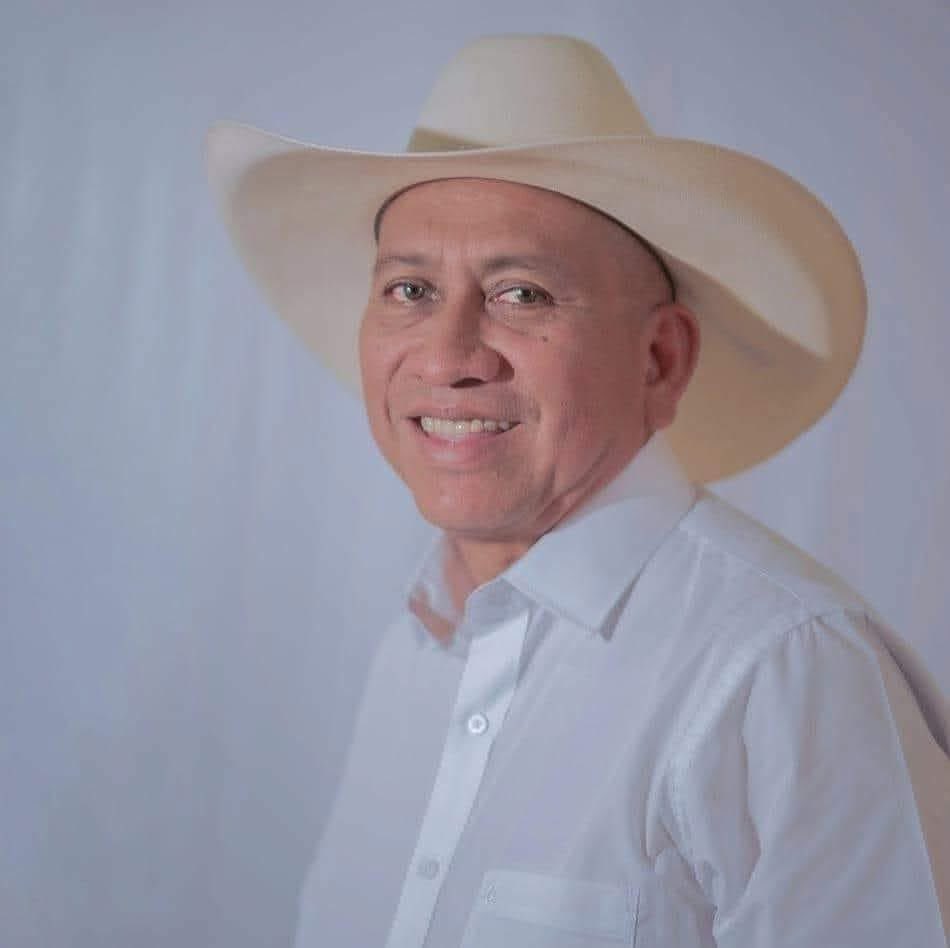 juanVictorCas1's tweet photo. 🚨URGENTE🚨URGENTE🚨
CAT-PNC CAPTURA A UN EX ALCALDE CON ORDEN DE EXTRADICIÓN POR NARCOTRÁFICO
Nuevamente CAT #PNC ubica otra objetivo criminal de alto valor.
En un operativo realizado en #Escuintla capturan al ex alcalde de #SantaLuciaCotzumalguapa Romeo Ramos Cruz… https://t.co/dbPMkhgEQo