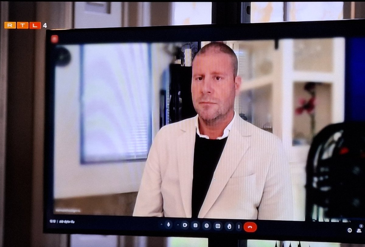 C80814621's tweet image. #mafsnl Ik moet hier toch even heel hard om lachen, #Olof op een scherm bij het scheidingsgesprek. Laten we het maar niet hebben over wat hij allemaal voor onzin uitkraamt. 
#mafs #MAFS #MAFSNL #marriedatfirstsightnl #MarriedAtFirstSight