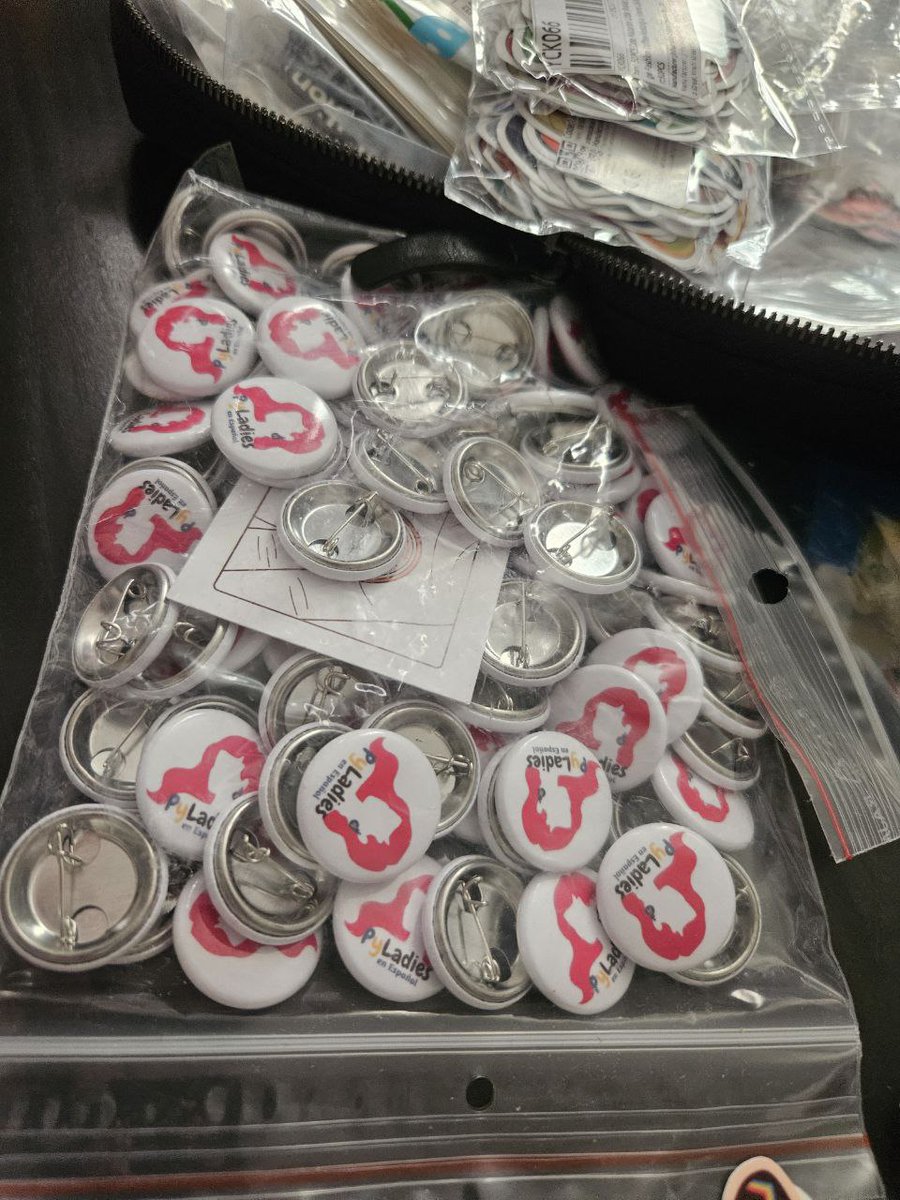 hablemospython's tweet image. 🥳 ¡Ya casi arranca #PyConUS 2025!
🐍 Esta noche nos vemos en la Opening Reception.
🎁 Pasa por el booth de @hablemospython : tenemos regalitos, stickers y buena charla.
💬 ¡Intercambiemos ideas y cultura en comunidad!
Allí nos vemos! 🙌
#PyConCharlas #PythonEnEspañol #Python