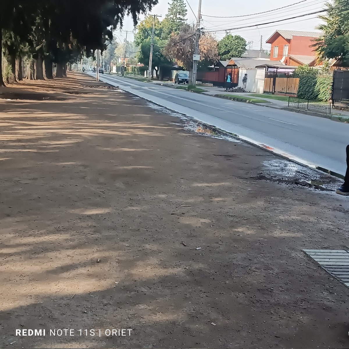 oiva14's tweet photo. Me parece inaudito que llevemos más de un mes perdiendo agua que corre y corre por Avenida Santa Corina desde Sur de Chile hacia Las Parcelas. Aparte que se está destruyendo el pavimento que jamás después repararán. Hasta cuándo deberemos esperar que siga corriendo el agua. https://t.co/lDEVij1Ukn
