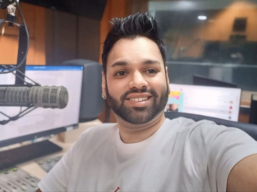 Lotusfm's tweet image. [On Air]Catch Keshav Dass on the The Night Café, Mon - Thurs, 9pm to midnight. It's the perfect escape for all the beats and all the fun 🌙🌃 🎧✨️ 😎 #TheNightCafe #LotusFM #NightManager #Fun #Beats #Music #Radio #ShareTheExperience