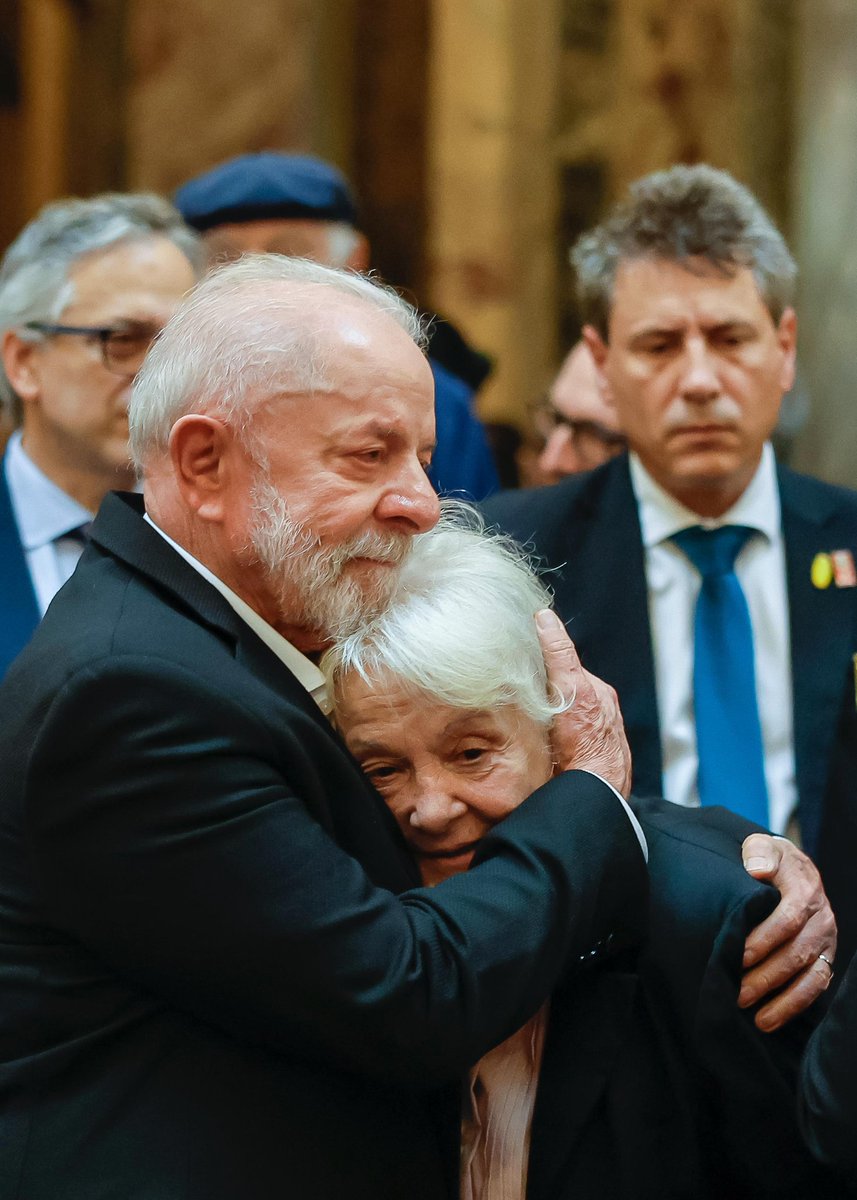 Lula (@lulaoficial) on Twitter photo Comovido pelo amor do povo do Uruguai ao meu amigo Pepe Mujica, me despeço da pessoa mais extraordinária que já conheci.
Me acompanham nessa despedida, além da <a href="/JanjaLula/">Janja Lula Silva</a>, o ministro <a href="/MarcioMacedoPT/">Marcio Macedo</a>, o presidente do BNDES, Aloízio Mercadante, e os parlamentares <a href="/senadorhumberto/">Humberto Costa</a>, Comovido pelo amor do povo do Uruguai ao meu amigo Pepe Mujica, me despeço da pessoa mais extraordinária que já conheci.
Me acompanham nessa despedida, além da <a href="/JanjaLula/">Janja Lula Silva</a>, o ministro <a href="/MarcioMacedoPT/">Marcio Macedo</a>, o presidente do BNDES, Aloízio Mercadante, e os parlamentares <a href="/senadorhumberto/">Humberto Costa</a>,