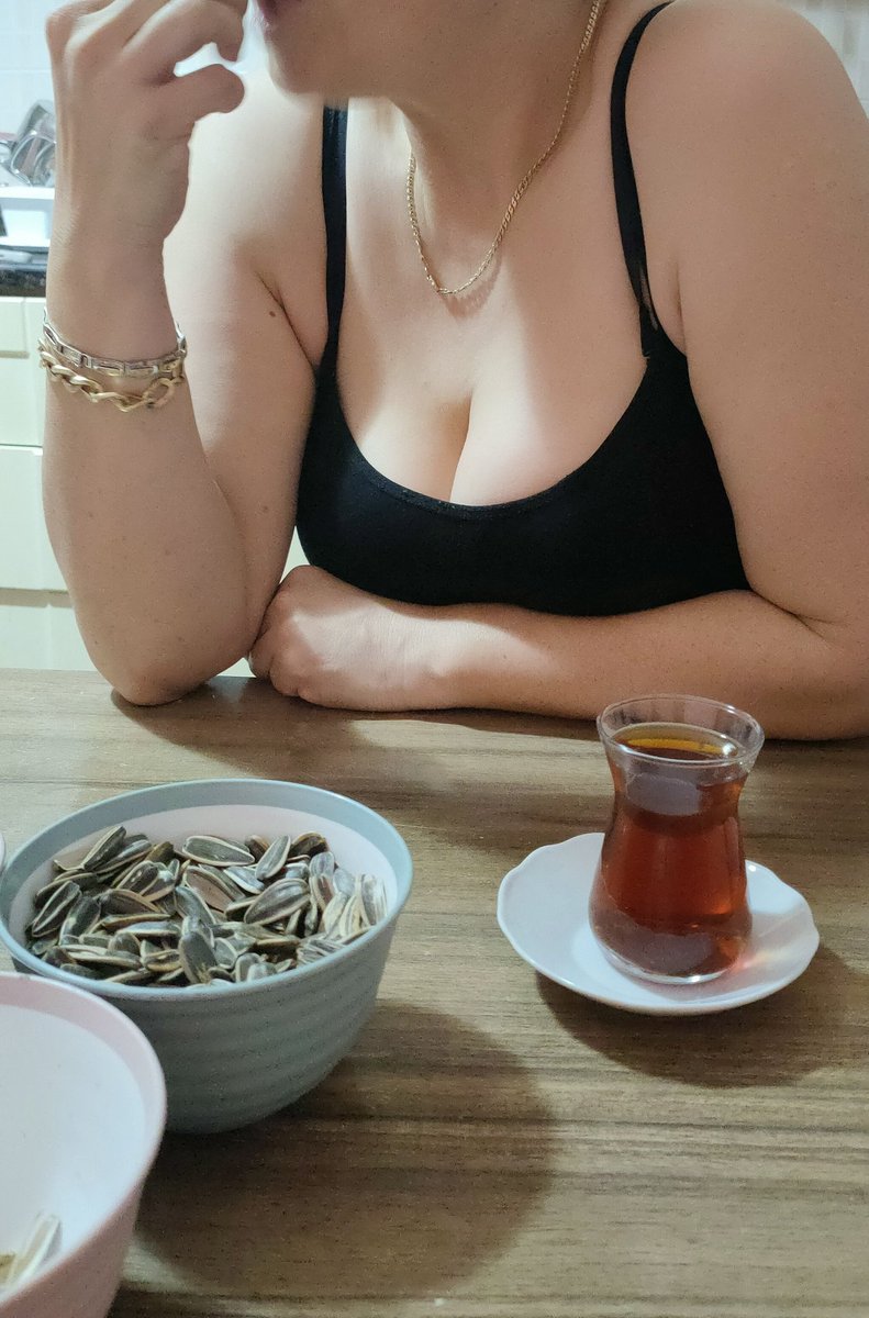 üç aleti emip bitirdikten sonra misafirlerle çay keyfi