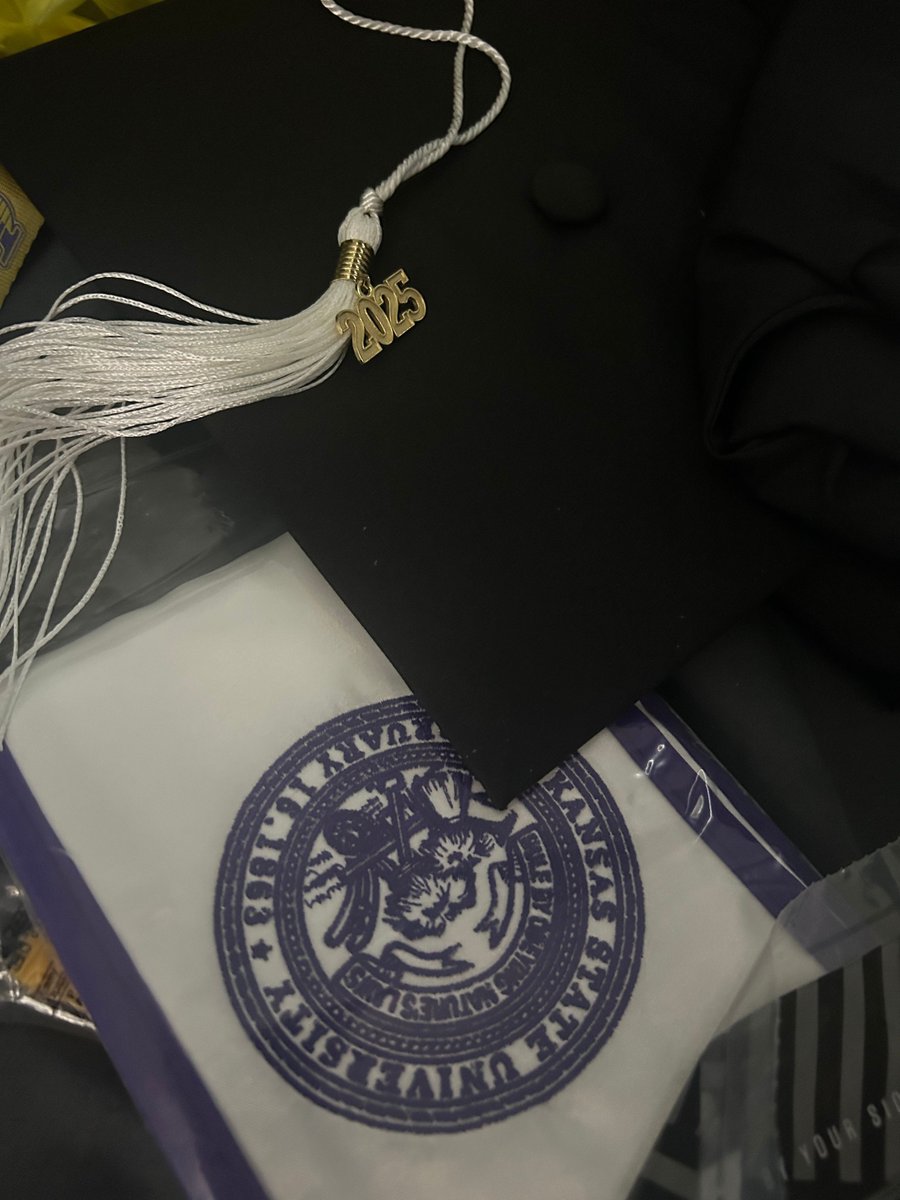 KSUGradSchool's tweet photo. Meet Da'Kendrick Teasley! Graduating with a master's in Elementary Teaching this Friday! His favorite memory? Submitting that final assignment! After graduation he will continue teaching at Lavonia Elementary in Georgia! #KStateGradSchool #SuccessBuildsHere https://t.co/IAhupVvM2G
