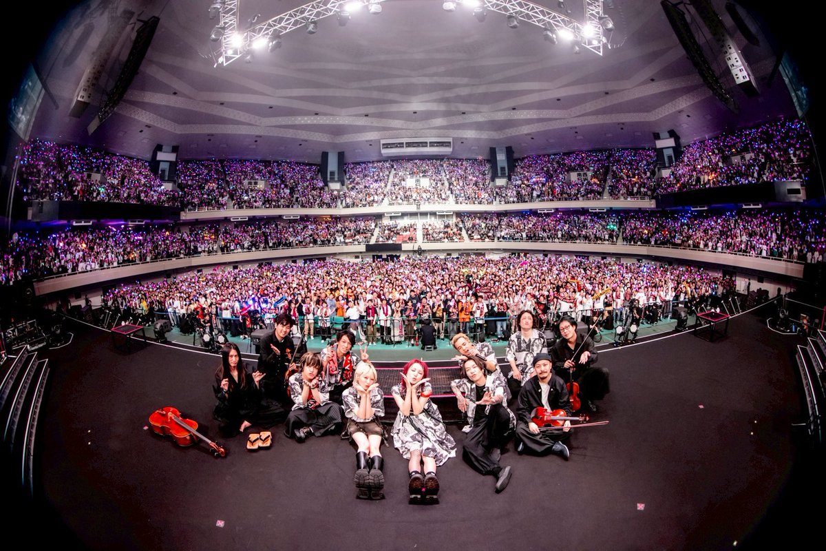 LiSA50406475's tweet photo. 初日友人と参戦でした！
当日までライブと伝えず東京まで誘拐してきた友人は着いた瞬間口が閉じなくなってました笑 最高のサプライズ大成功👍🎉
当日エンカしていただい@tomato_skpntn さんからいただいたステッカーも超可愛い！！！
今年も沢山ライブ行くのでエンカお願いします！
#LiSA
#LiSAっ子 https://t.co/CHB8mGrtav