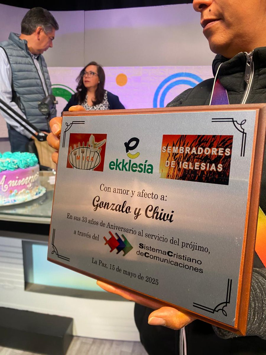 XTOTVBolivia's tweet photo. Hoy soplamos 33 velitas como @XTOTVBolivia y estamos listos a seguir haciendo #comunicación para #sentirla por más años, junto a nuestros líderes @estrellagemela y #GonzaloRodriguez.
Nuestro sentimiento único es de #gratitud, para nuestros #seguidores y fieles #televidentes!!! https://t.co/Zx3vUexkYU