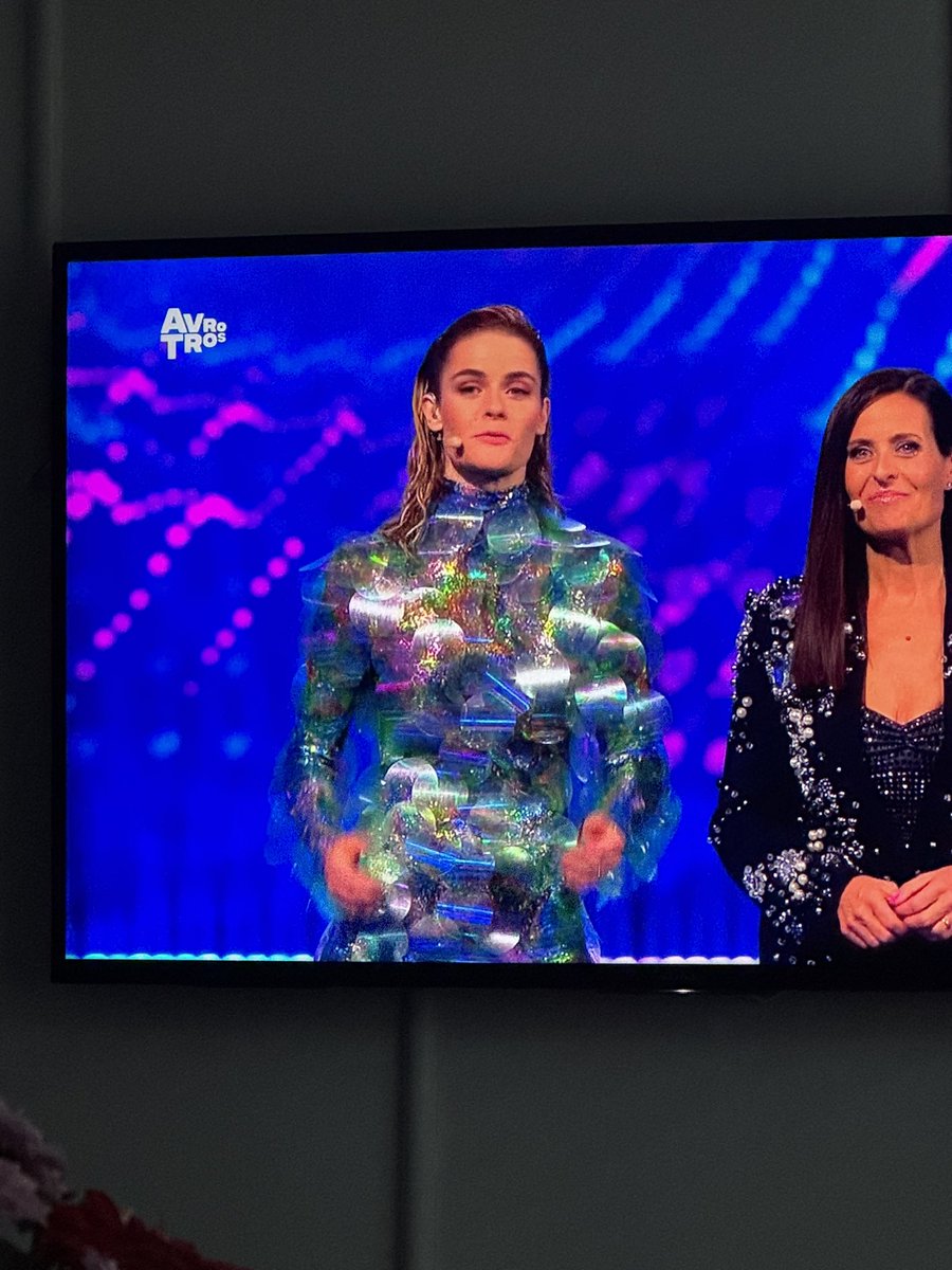 WAT IS DIT, WAT HEEFT ZE AAN 😭

#Eurovision2025 #ESC2025