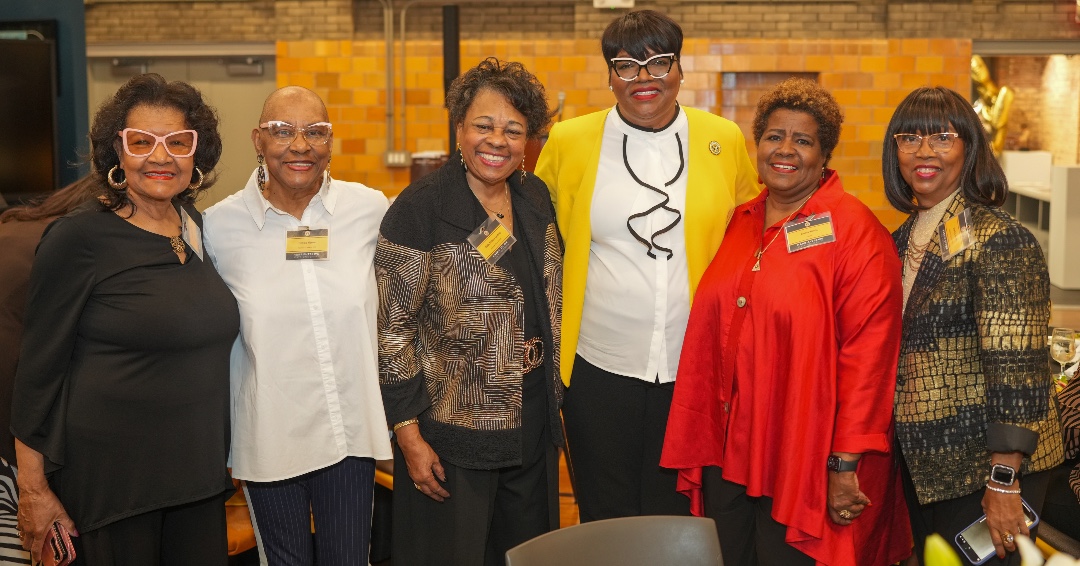 HarrisStowe's tweet image. This week, we welcomed back our incredible alumni for a special luncheon on campus, celebrating decades of connection, memories, and legacy. A heartfelt congratulations to the Class of 1975 on their 50th reunion! #AlwaysAHornet 🐝